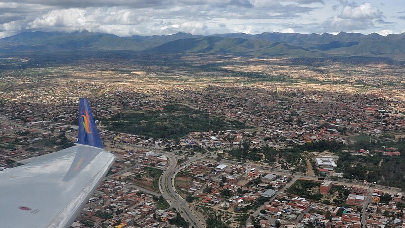 Anflug auf Tarija – die Ausläufer der Anden immer im Blick. Anflug auf Tarija – die Ausläufer der Anden immer im Blick.