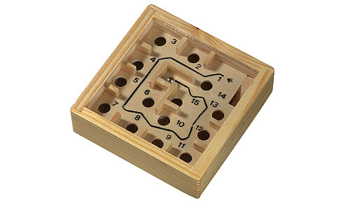 Quadratisches Spiel aus Holz mit Kugel und nummerierten Löchern.