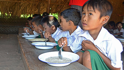 Schulspeisung in Myanmar. © Jessica Lawson