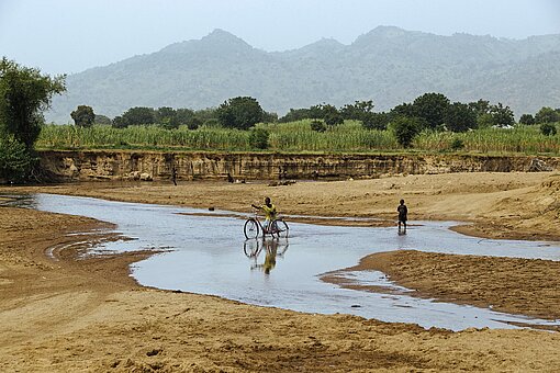 Flusslandschaft im Nordosten von Nigeria Eine sandige Ebene mit Flusslauf