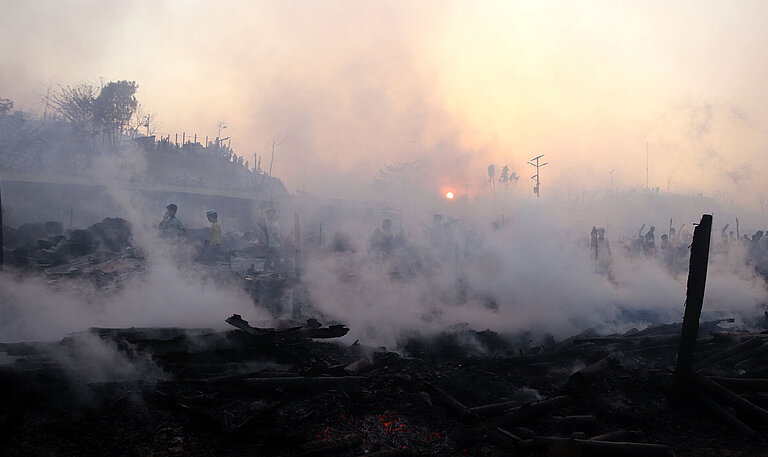 Rauch steigt von gelöschten Bränden in Cox's Bazar auf.
