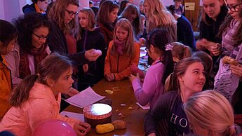 Schülerinnen und Schüler des Kollegs St. Blasien am Welt-Mädchentag© Kolleg St. Blasien Schülerinnen und Schüler des Kollegs St. Blasien am Welt-Mädchentag© Kolleg St. Blasien