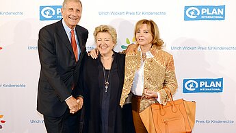 Ulrich Wickert begrüßt Marie-Luise Marjan und Eva Scholl-Latour. © Plan / Alexander Schumann