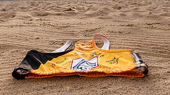 Mit der Versteigerung eines signierten Trikots setzte sich die Beachvolleyball-WM Hamburg 2019 für Plans Sport-Projekt in Vietnam ein.