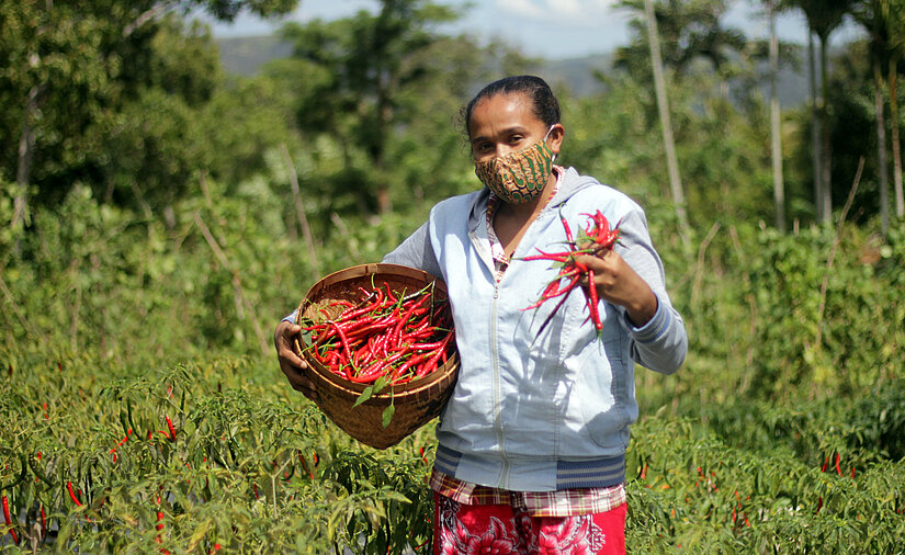 Damaris präsentiert stolz ihre Chili-Ernte. © Agus Haru / Plan International