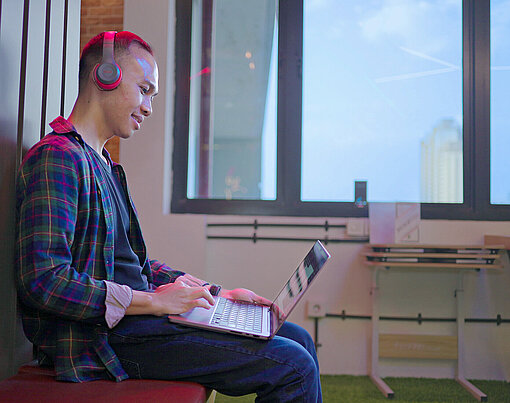 Als digitaler Sicherheitsberater hat Suhud flexible Arbeitszeiten Abends am Computer arbeiten