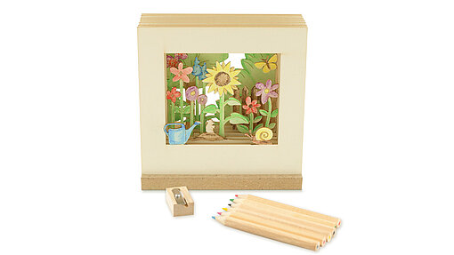 Motivtheater Motivtheater Gartenwelt Aufbaubeispiel , davor Buntstifte und Anspitzer.