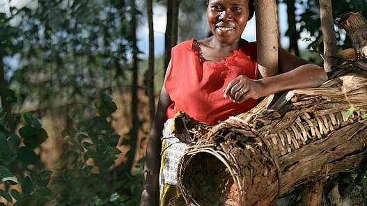 Frauen lernen, wie sie Bienenkästen aus Holz, Lehm oder Bambus bauen