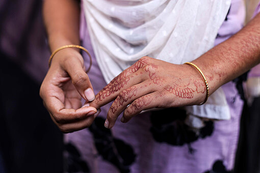 Shefalis Hände sind mit dem traditionellen Braut-Henna-Tattoo verziert.