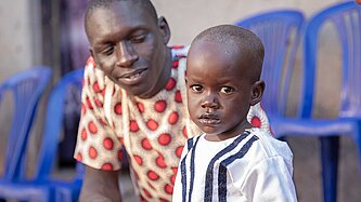 Ein Vater blickt stolz auf seinen Sohn