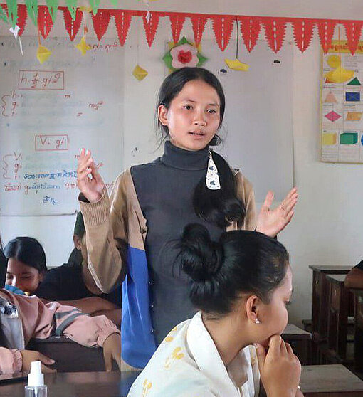 Lita (17) in ihrer Klasse in der Provinz Ratanakiri Ein Mädchen steht in einer Klasse