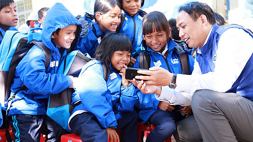 Training einer Lehrkraft zu Cybersicherheit in Vietnam