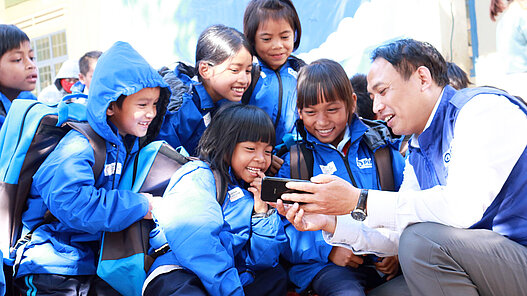 Training einer Lehrkraft zu Cybersicherheit in Vietnam