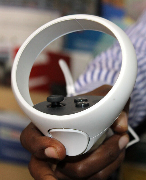 Ein VR-Set besteht aus einem Headset und einem Controller – dadurch kann man mit der virtuellen Umgebung interagieren. Eine Hand hält einen VR-Kontroller.