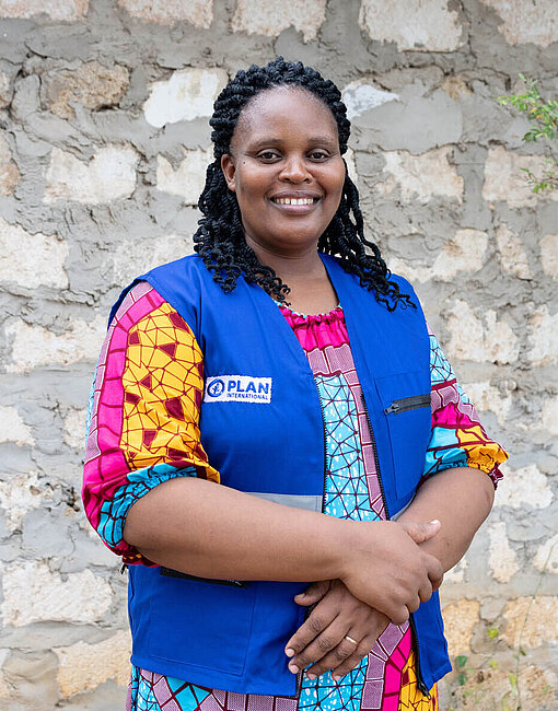 Winfred Mukonza, Programmmanagerin von Plan International Kenia Eine Frau mit einer blauen Plan-Weste