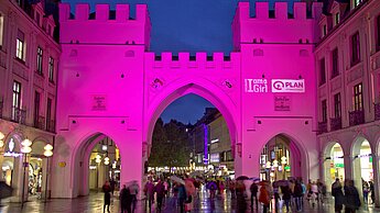 Zum Welt-Mädchentag am 11. Oktober hat Plan International Deutschland bundesweit Zeichen gesetzt und bekannte Gebäude und Wahrzeichen in kräftigem Pink erstrahlen lassen.
