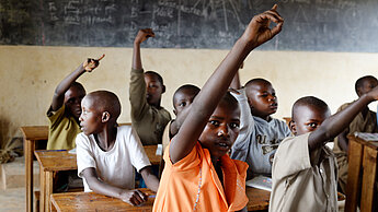Weniger als die Hälfte der eingeschulten Jungen und Mädchen in Ruanda schließen die Grundschule ab. Mit dem neuen Projekt will Plan die Bildungssituation für die Kinder deutlich verbessern. @ Plan International / Jenny Matthews