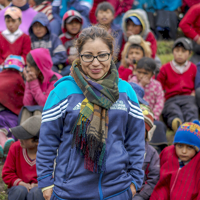 Paulina in einer Trainingsjacke, im Hintergrund Schulkinder.