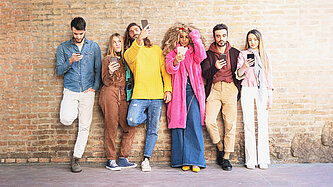 Je intensiver junge Menschen soziale Medien nutzen, desto stärker denken sie in stereotypen Rollenbildern. Das ergab eine Umfrage unter 1.000 jungen Frauen und Männern in Deutschland im Alter von 14 bis 32 Jahren. ©Adobe Stock/ G. Lombardo