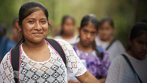 Ein Schulabschluss bietet Mädchen in Guatemala neue Zukunftsperspektiven. Ein Schulabschluss bietet Mädchen in Guatemala neue Zukunftsperspektiven.