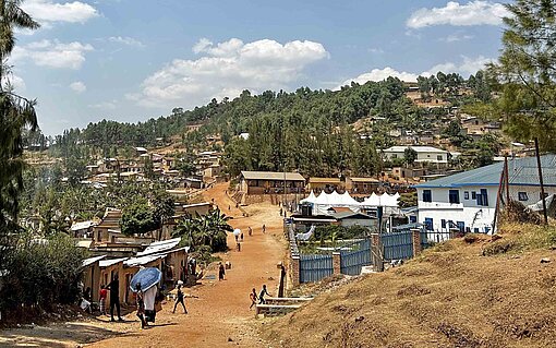 Seit 2014 besteht im ruandischen Mugombwa das Camp für geflüchtete Menschen aus Kongo Hütten und kleine Häuser in einer Berglandschaft