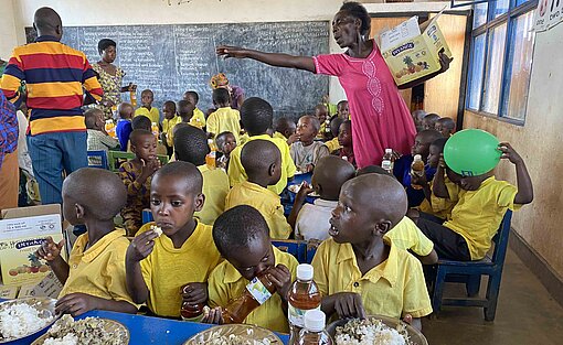 Die Frauen aus der Gemeinde wechseln sich ab beim Bekochen der Kinder Kinder bekommen Mittagessen