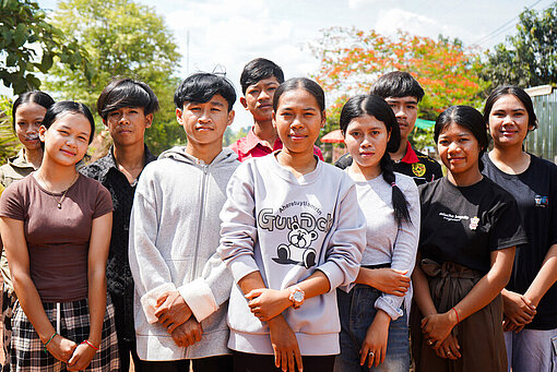 Eine Gruppe Teenager steht Schulter an Schulter 