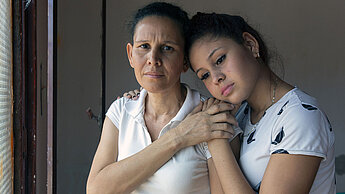 Mutter und Tochter in ihrem neuen Zuhause, nachdem sie aus Venezuela geflohen sind.