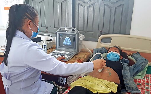 Der Prozentsatz der Schwangerschaften, die wie hier in Laos von medizinischen Fachkräften begleitet werden, kann beispielsweise ein Indikator für Wirkung sein Eine schwangere Frau wird medizinisch untersucht