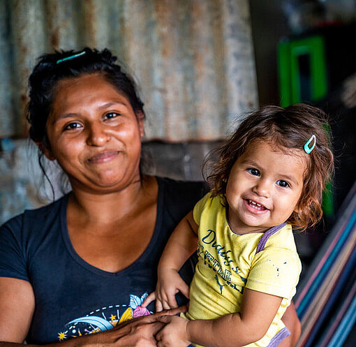 Mädchen mit Mutter in El Salvador