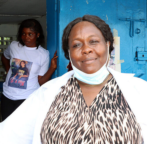 Wannah vor dem Behandlungszentrum