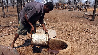 Plan Intternational hat die Teilnehmenden auch in dem Bau und der Instandhaltung der Biogasanlage geschult.