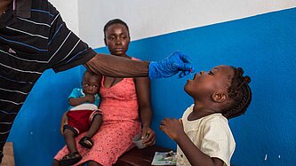 Ein junges Mädchen aus Liberia bekommt eine Schluckimpfung. Noch immer sterben die meisten Kinder in Entwicklungsländern an vermeidbaren Infektionskrankheiten. ©Plan International / Vincent Tremeau
