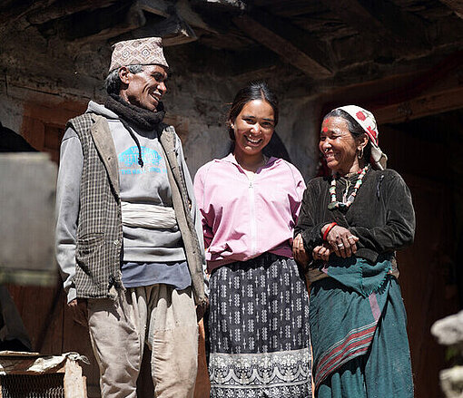 Shivalaxmi zu Hause bei ihren Eltern im Distrikt Jumla Shivalaxmi steht auf dem Hof ihrer Eltern im Jumla-Distrikt