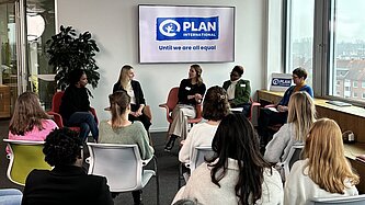 Die Panelteilnehmerinnen tauschen ihre Erfahrungen mit dem Thema FGM/C aus