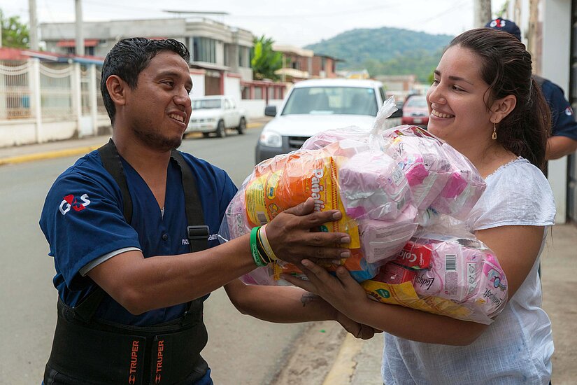 Plan_20160502_International__Relief aid unloaded from truck in Manabi province_Ecuador Erdbeben 2016 Plan_20160502_International__Relief aid unloaded from truck in Manabi province_Ecuador Erdbeben 2016