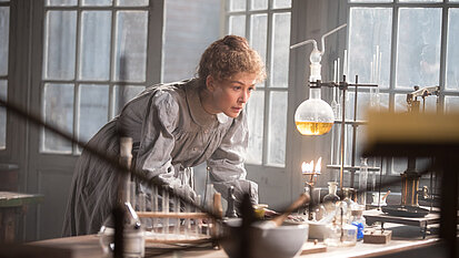 Marie Curie (Rosamund Pike) arbeitet an der Entdeckung neuer Elemente. © Studiocanal GmbH