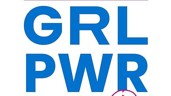 Grafik mit blauer und pinker Schrift auf weißem Hintergrund mit dem Text „GRL PWR“. Unten rechts das Logo des Weltmädchentags – Eine Initiative von Plan International. Daneben ist ein gezeichnetes junges Mädchen.