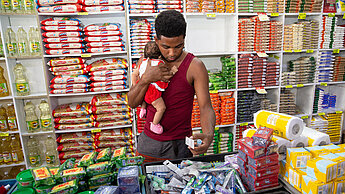 Plan unterstützt Geflüchtet mit Produkten des täglichen Bedarfs. ©Plan International