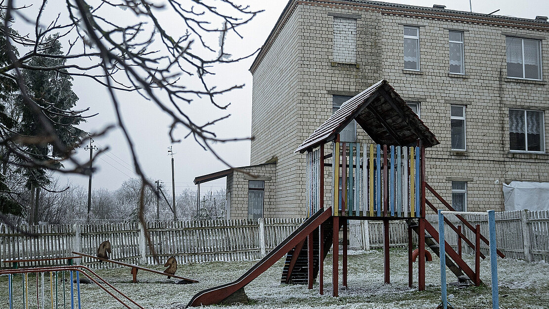 Ein Spielplatz der von Frost und Schnee überzogen ist