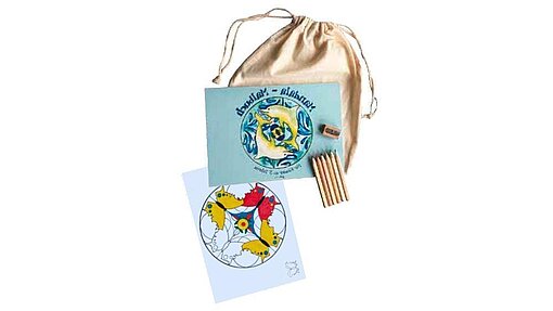 10199 Mandala-Malbuch-Set Das Malbuch mit einem halb ausgemalten Blatt. stifte, Anspitzer liegen darauf, der helle Baumwollbeutel darunter.