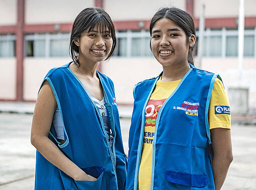 Außer Natsumi und ihrer Freundin sind Schulen, Lehrkräfte, Jugendclubs, Eltern sowie Gemeindevorstände und Gesundheitsfachleute eingebunden Zwei Mädchen auf dem Schulhof