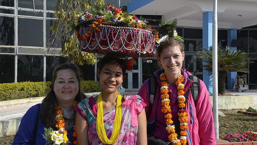 Urmila Chaudhary, die Präsidentin und Sprecherin des Komitees befreiter Kamalari, begrüßt 2016 Gäste aus Deutschland. Auf dem Foto ist sie mit Nathalie Engelhardt-Schwaiger (l.) und Stifterin Annika Schönebeck (r.) zu sehen. © Plan International