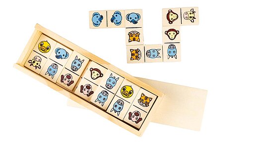 10252_domino-spiel_holz_tiermotive Holz-Legespiel mit bunten Tiermotiven in einer Holzschachtel,.