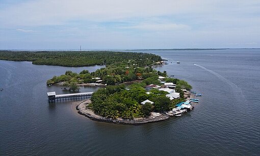Eine grüne Küstenlandschaft in El Salvador, in der Menschen von der Fischerei leben