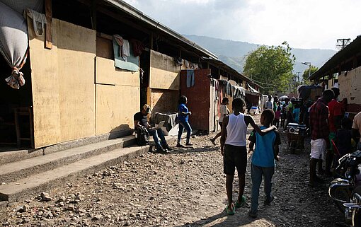 Rund eine Million Menschen wurden in Haiti aus ihren Häusern vertrieben und leben nun in Notunterkünften Eine Siedlung aus Holzhütten