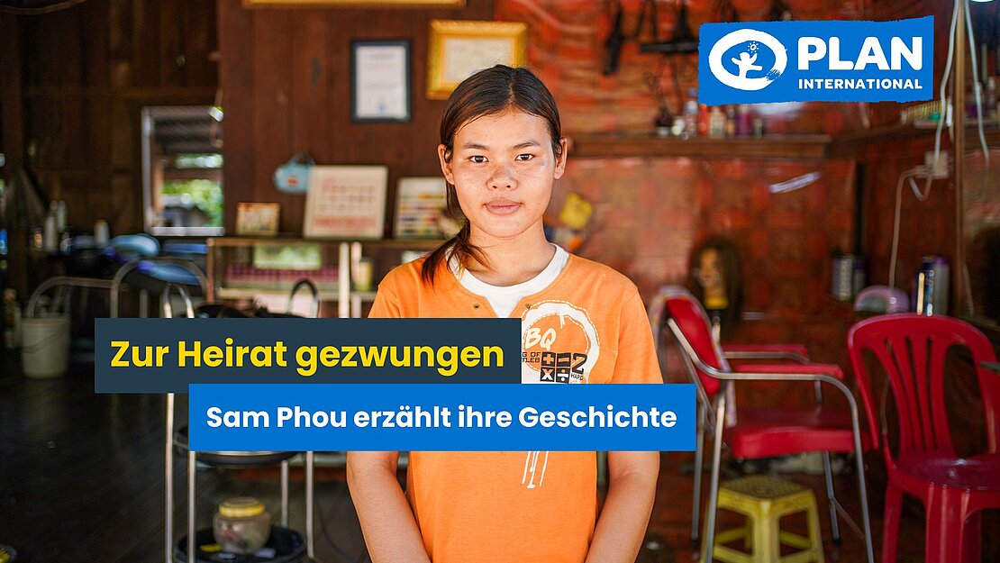 Eine junge Frau steht in einem Kosmetiksalon