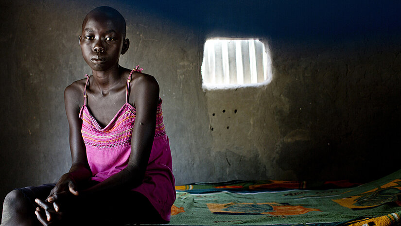 An manchen Tagen hat Helenas Familie nicht genug zu Essen. Dann fühlt sich Helena sehr schwach. © Kate Holt/Plan International