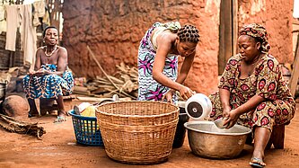 Ein Mädchen hilft ihrer Mutter bei der Hausarbeit