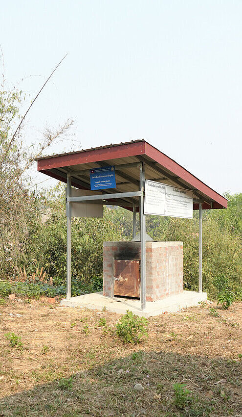 Die von Plan International errichtete Müllverbrennungsstation sorgt für saubere und sichere Abfallentsorgung Müllverbrennungsstation auf dem Schulgelände in Oudomxay, Laos, gebaut von Plan International